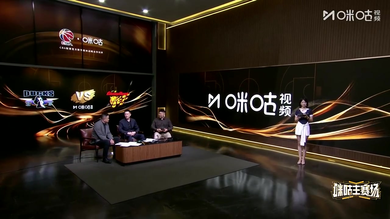 连场解说！杨鸣揭幕战至今每天1场解说任务 不当教练仍高强度工作封面