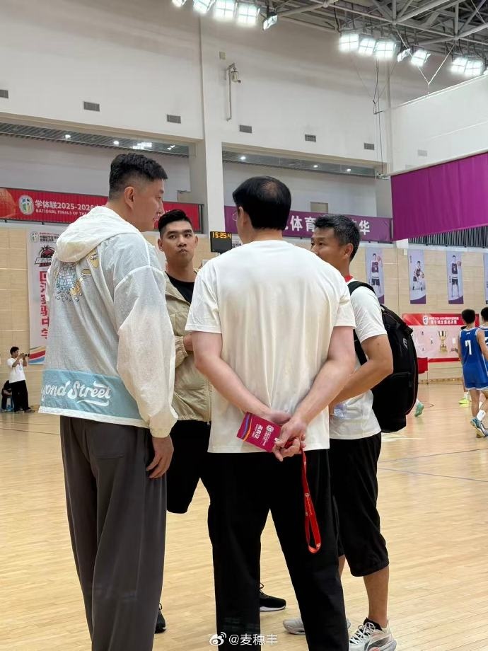 媒体人：广东男篮总教练杜锋现身福州观战初中篮球联赛全国总决赛封面