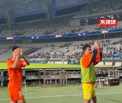 有情有义!申花旧将费尔南多、鲍亚雄来到主队球迷看台谢场封面