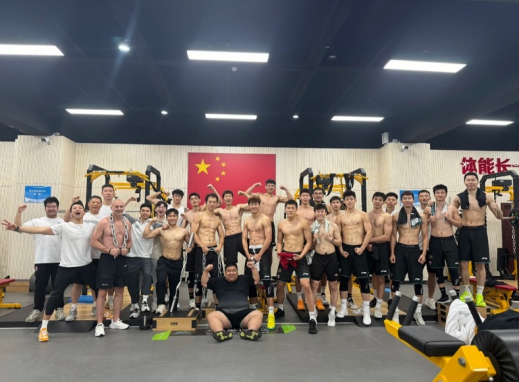 满屏都是腹肌与胸肌!天津男篮封闭集训成果展示💪💪💪封面