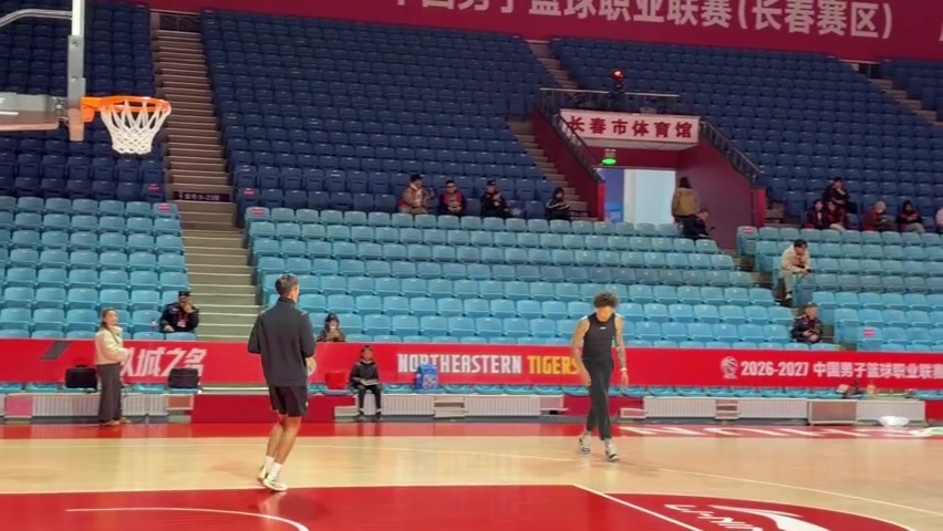 吉林队新球员?不不不 主教练李昂下午4:30到场陪外援热身!封面