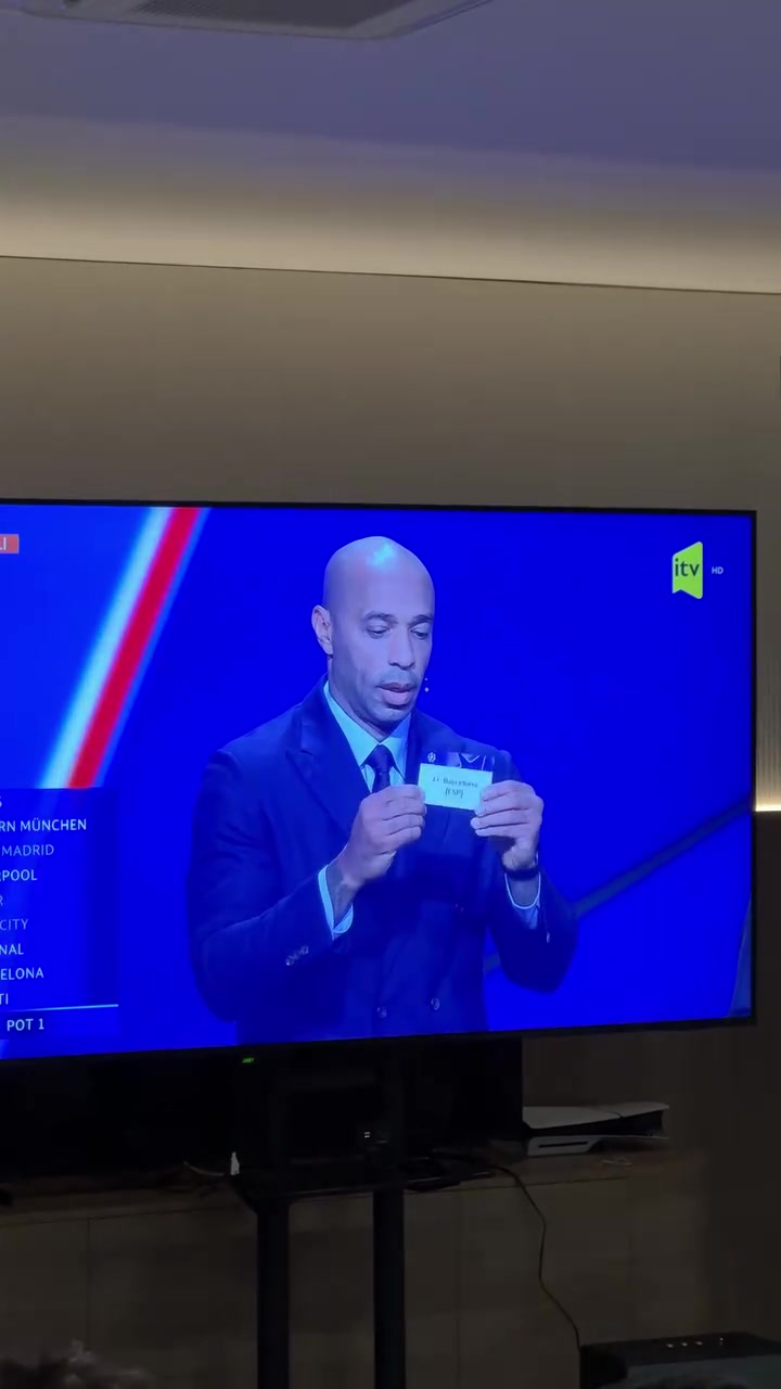 抽高兴了!新军沙巴巴库球员观看欧冠抽签,将战巴萨枪手振臂庆祝封面