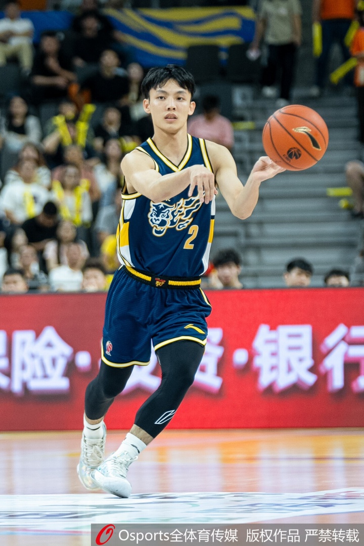 广东主帅谈徐杰缺阵:他今天下午感觉不舒服 球队决定让他休息封面