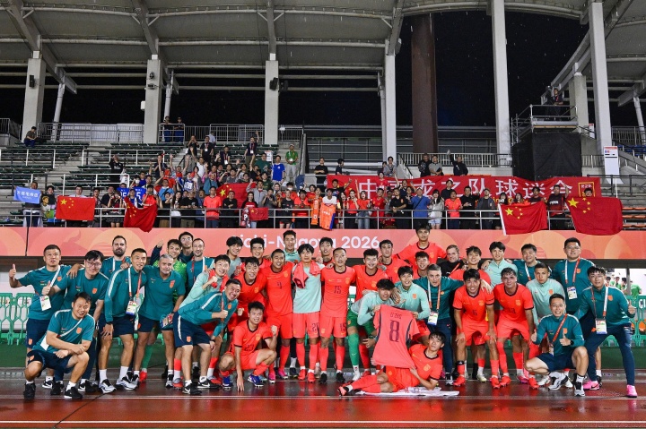 与你同在！U23国足赛后大合影举起了因伤缺席的李镇全的球衣封面
