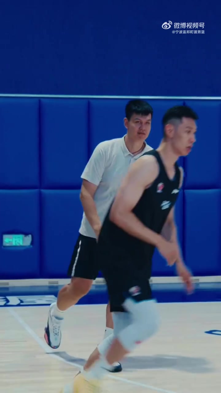 宁波富邦男篮晒日常训练:保持向上的力量封面