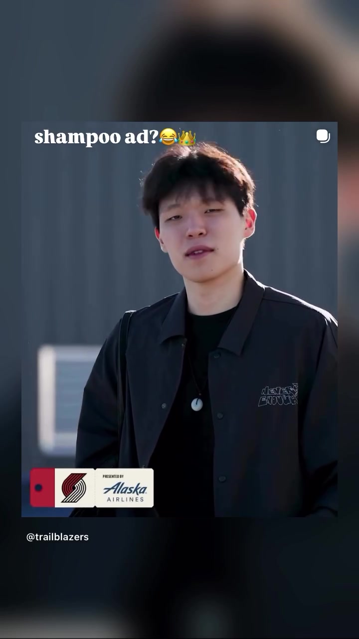 头发飘逸！杨瀚森女友晒小杨登机视频：这是洗发水广告吗😂👑封面