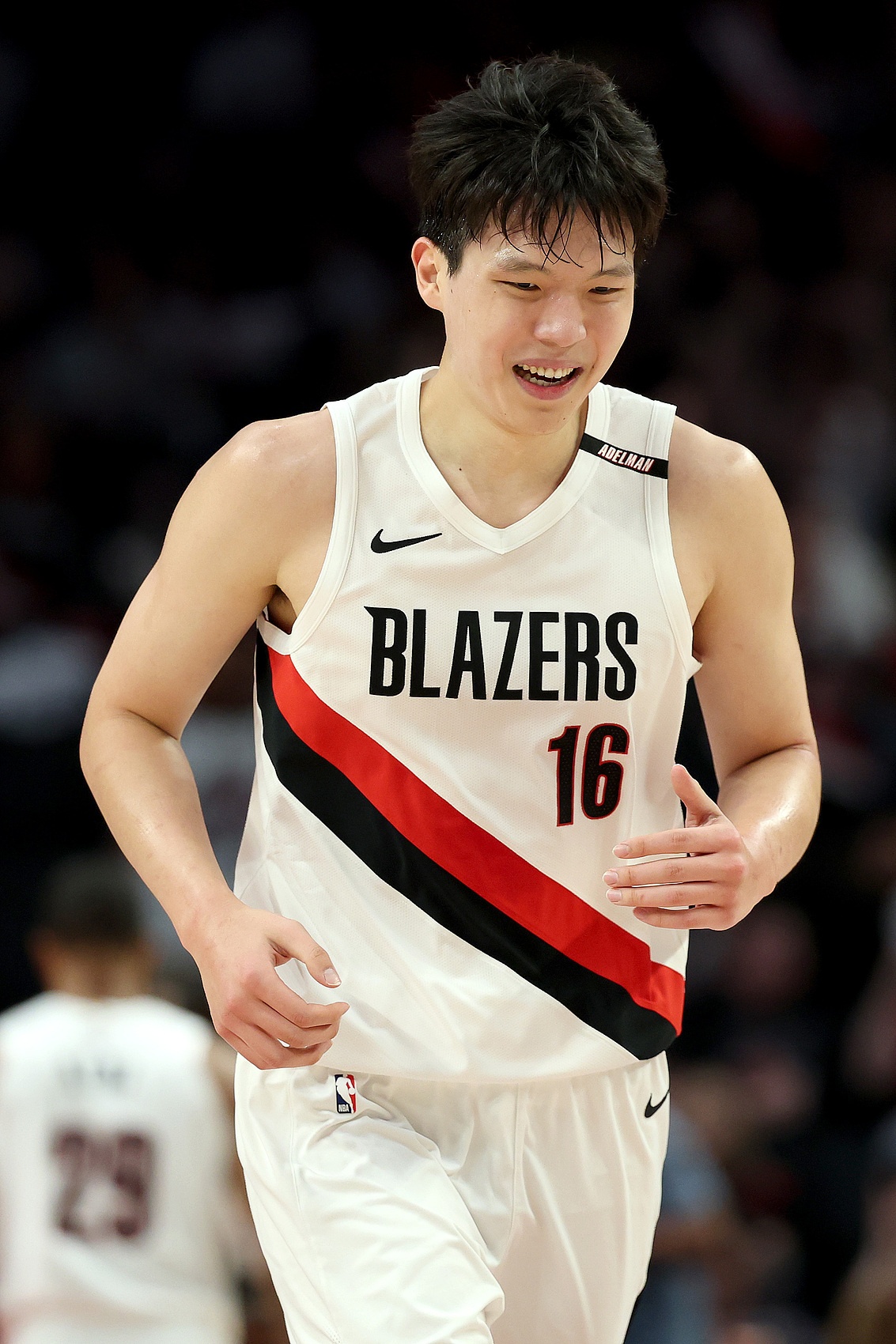 小杨篮板+1！NBA官方更新杨瀚森昨日数据 从5分2板变成了5分3板封面