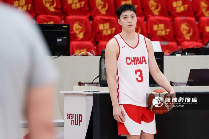 半决赛11分4助1帽！“中国男篮队长胡明轩赛后发声”登顶热搜封面