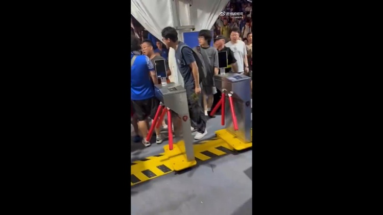 李璇谈围攻小孩球迷被行拘:处罚应该 但别给申花球迷整体打标签封面