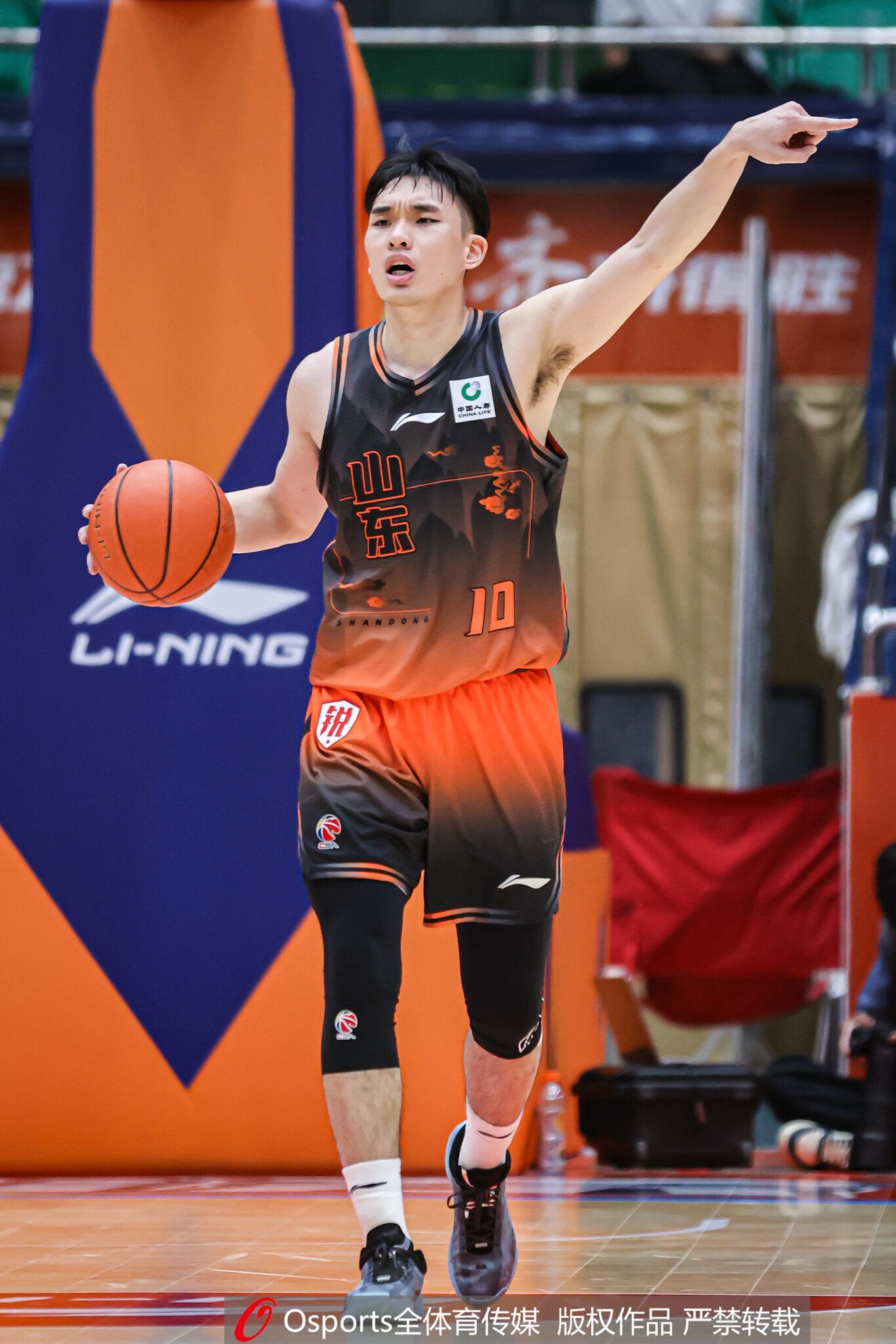 鲁媒:状元谢智杰新赛季继续山东高速男篮哪也不去封面