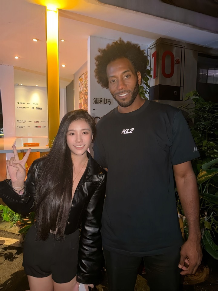 爱笑的卡子哥！女网红晒与小卡中国行合照 还拿到了To签封面