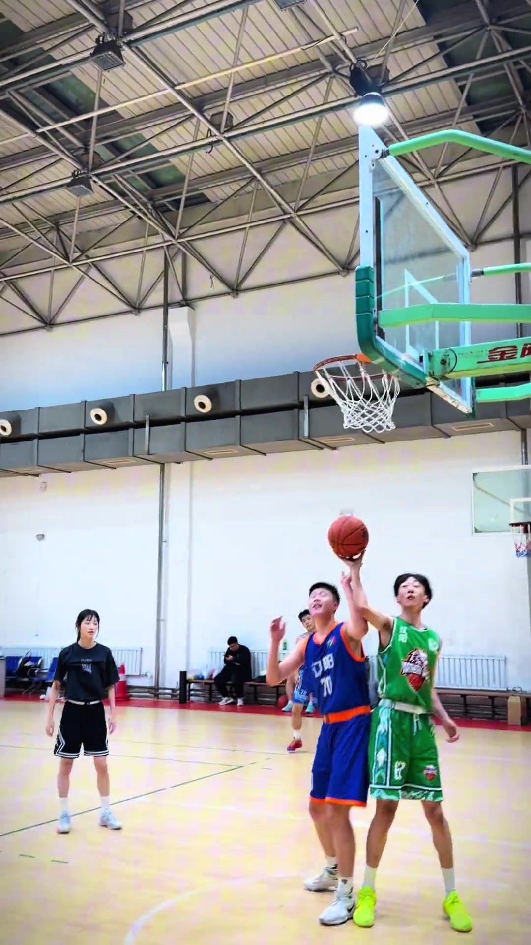 郭艾伦打野球：打球如果换算成打瓦段位 我技术是啥段位？铂金封面