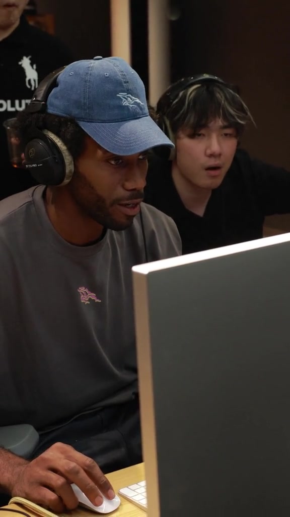 唱跳Rap篮球!说唱歌手Top Barry晒出与伦纳德的互动视频封面