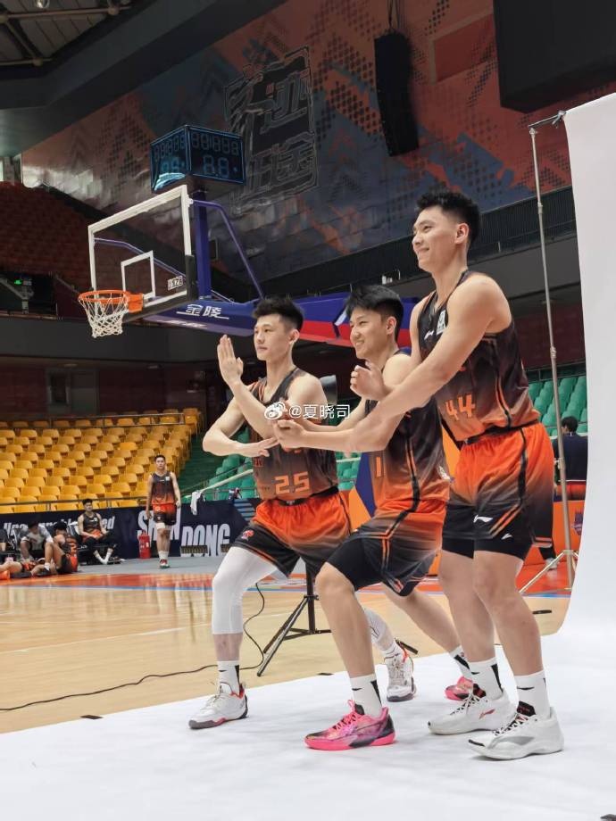 新赛季将至！鲁媒：山东高速男篮今日拍摄CBA新赛季写真封面