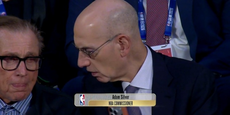 很重视!NBA总裁亚当·萧华现身中国赛现场观战 与友人交谈封面