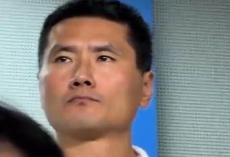邵佳一现场观战浙江队vs云南玉昆，时不时与团队成员热聊封面