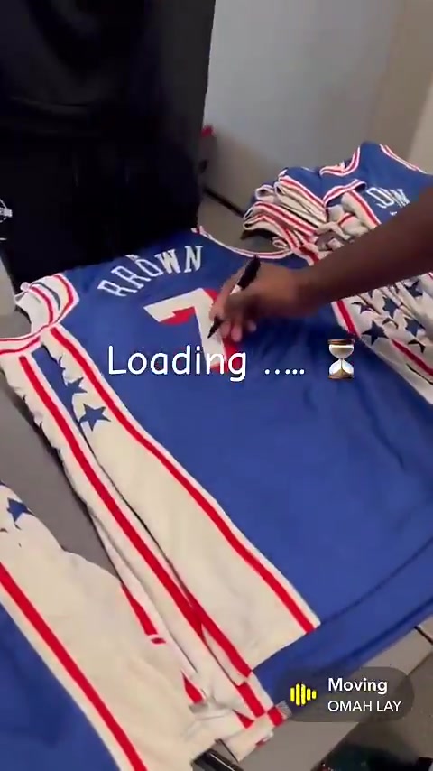 费城新7号!媒体晒杰伦·布朗为自己的76人球衣签名封面