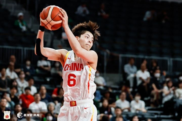 砍瓜切菜！杨舒予半场9中8独得18分3板2助2断 正负值+17封面
