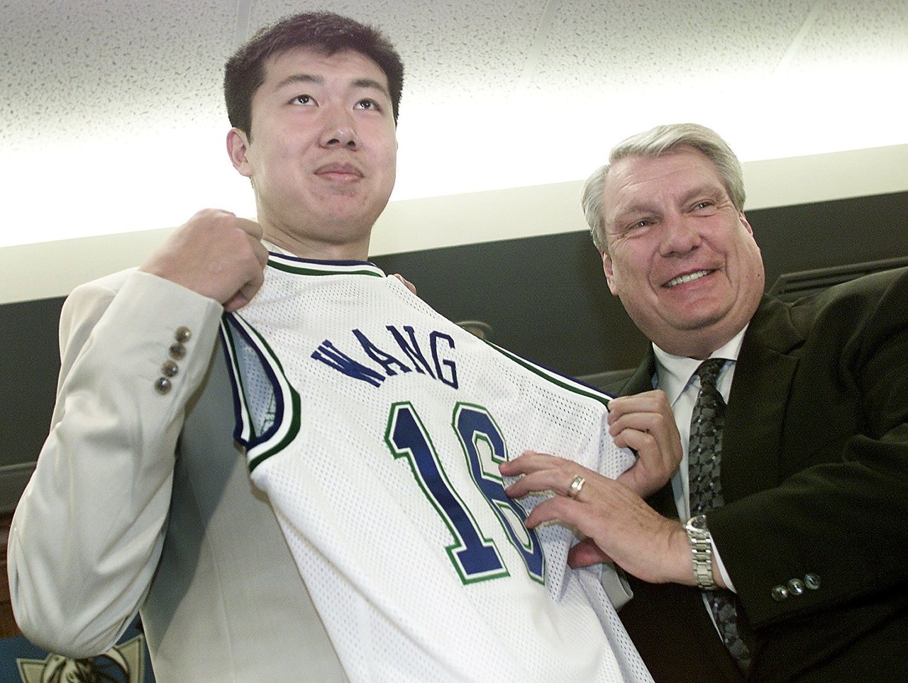 1999年选中王治郅！老尼尔森可谓大郅登陆NBA的伯乐与恩师封面