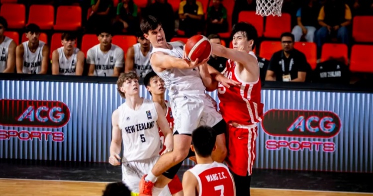 🏀U18男篮亚洲杯-中国男篮力克新西兰进决赛 张淳智18+5封面