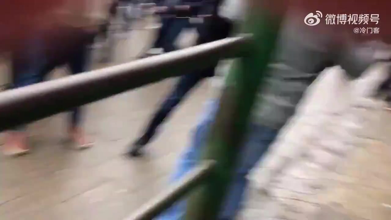 面对挑衅的西汉姆联球迷，米尔沃尔球迷二话不说直接动手。封面