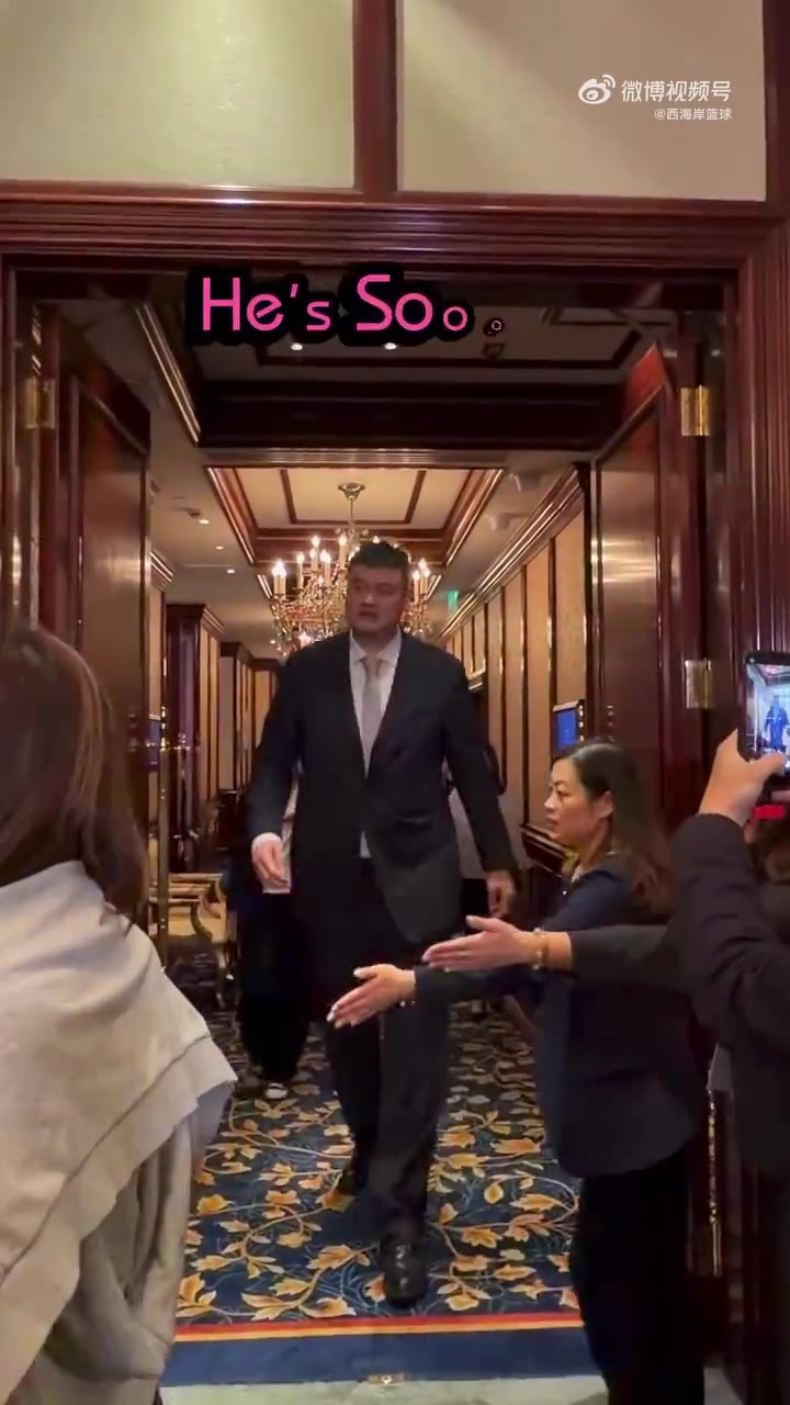 姚明调侃小记者：你也打控卫是吧 以前在NBA最难对付的就是控卫封面