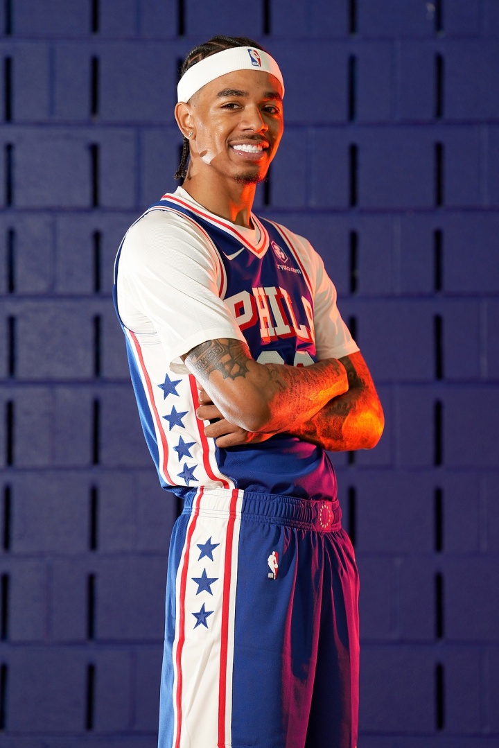 菲隆：训练营首日看到詹姆斯全速向我冲来 真切体会到了什么是NBA封面