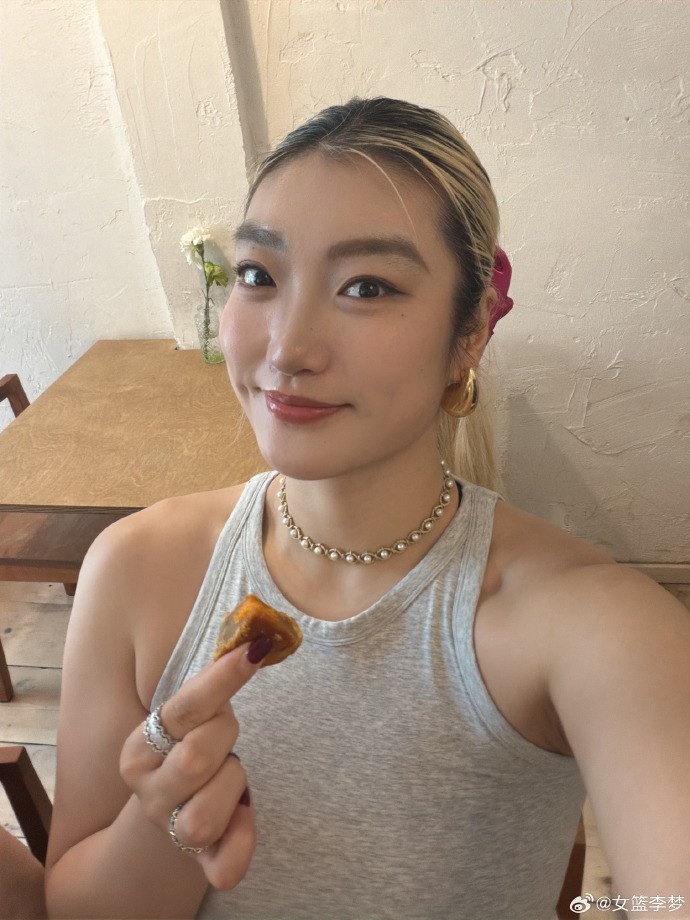 李梦社媒晒照并送上中秋节日祝福:中秋快乐大家🥮🥮🥮封面