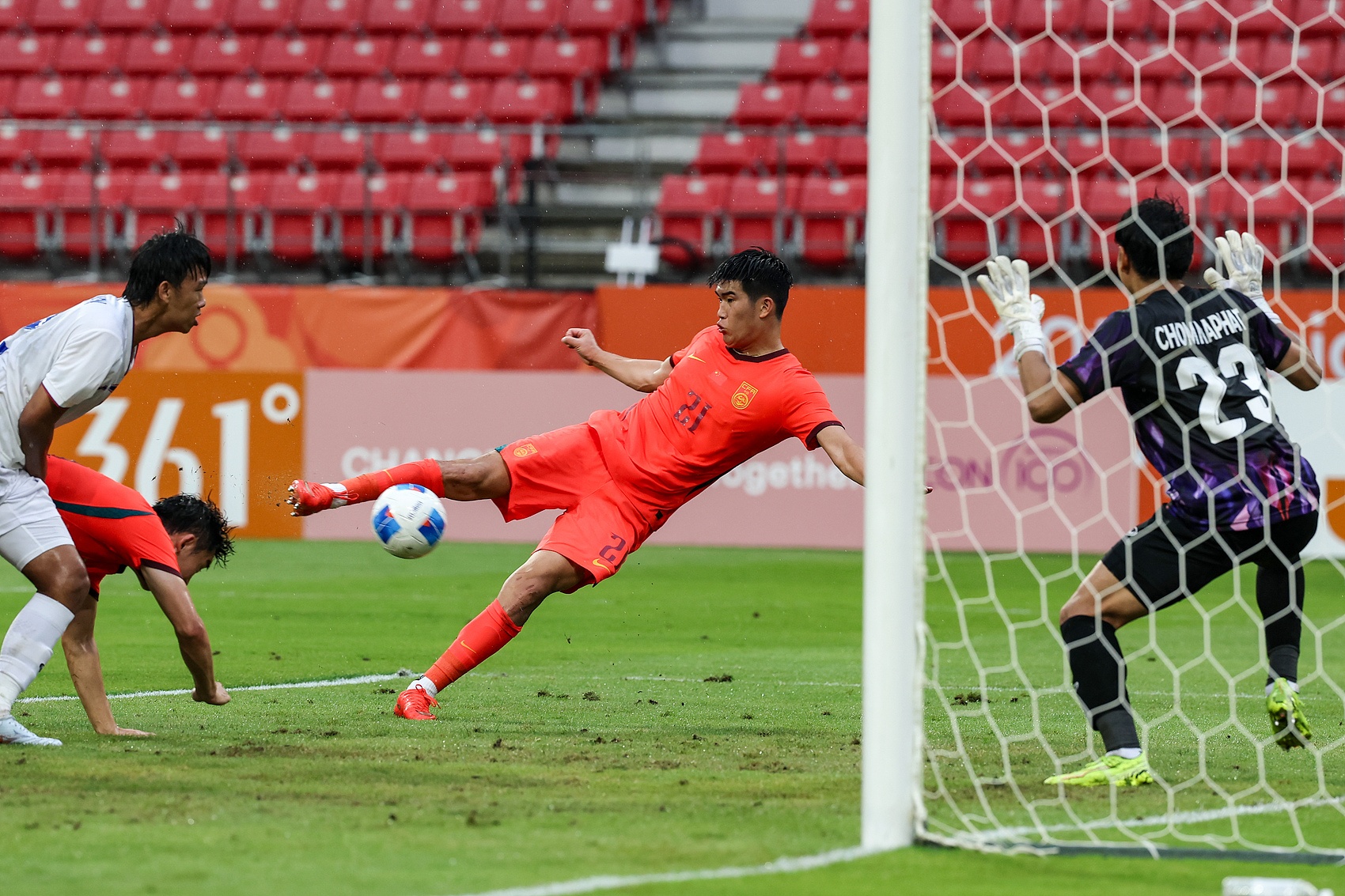 带刀后卫!彭啸抢点射门造成对手乌龙,U23国足补时1-0领先泰国!封面