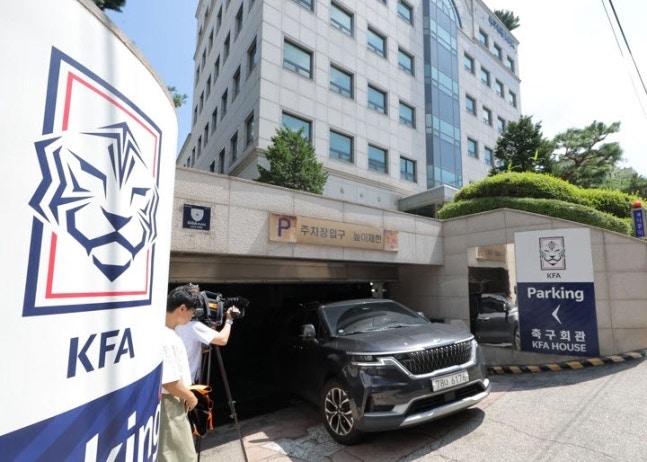 韩国足坛地震！首尔警方昨日搜查韩国足协，历时11小时22分钟封面