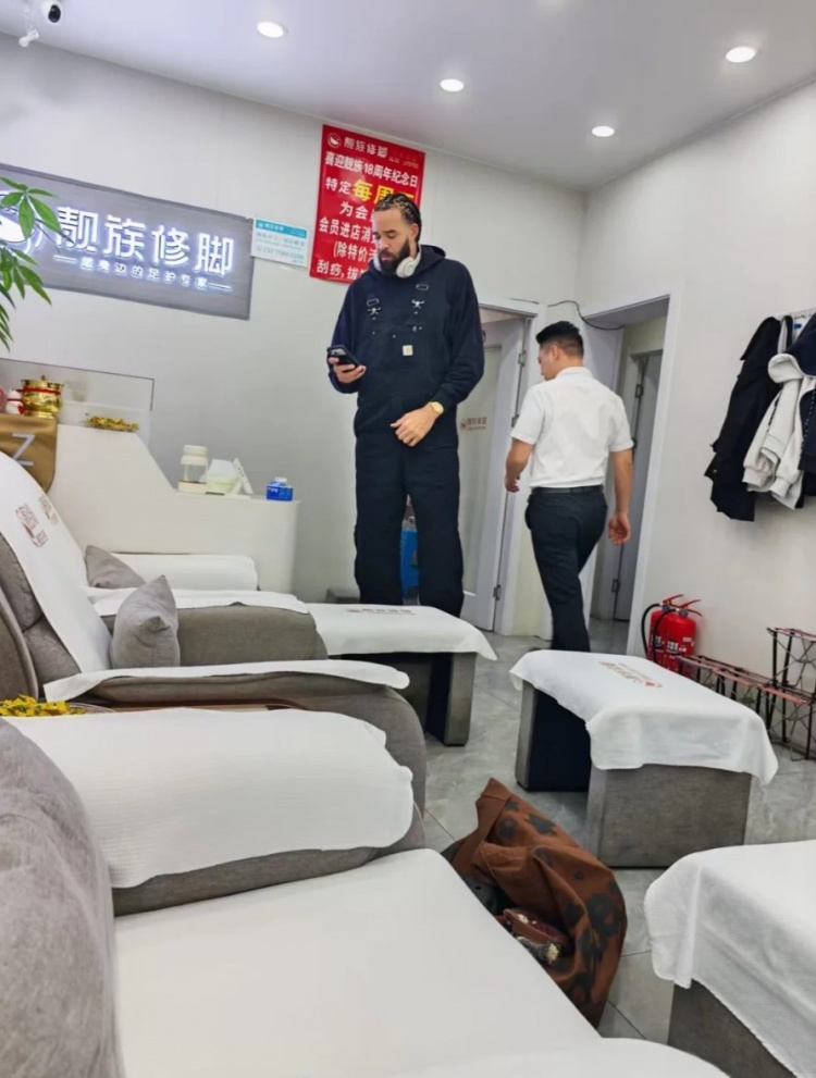 入乡随俗🤭！网友在洗脚店偶遇上海外援麦基封面