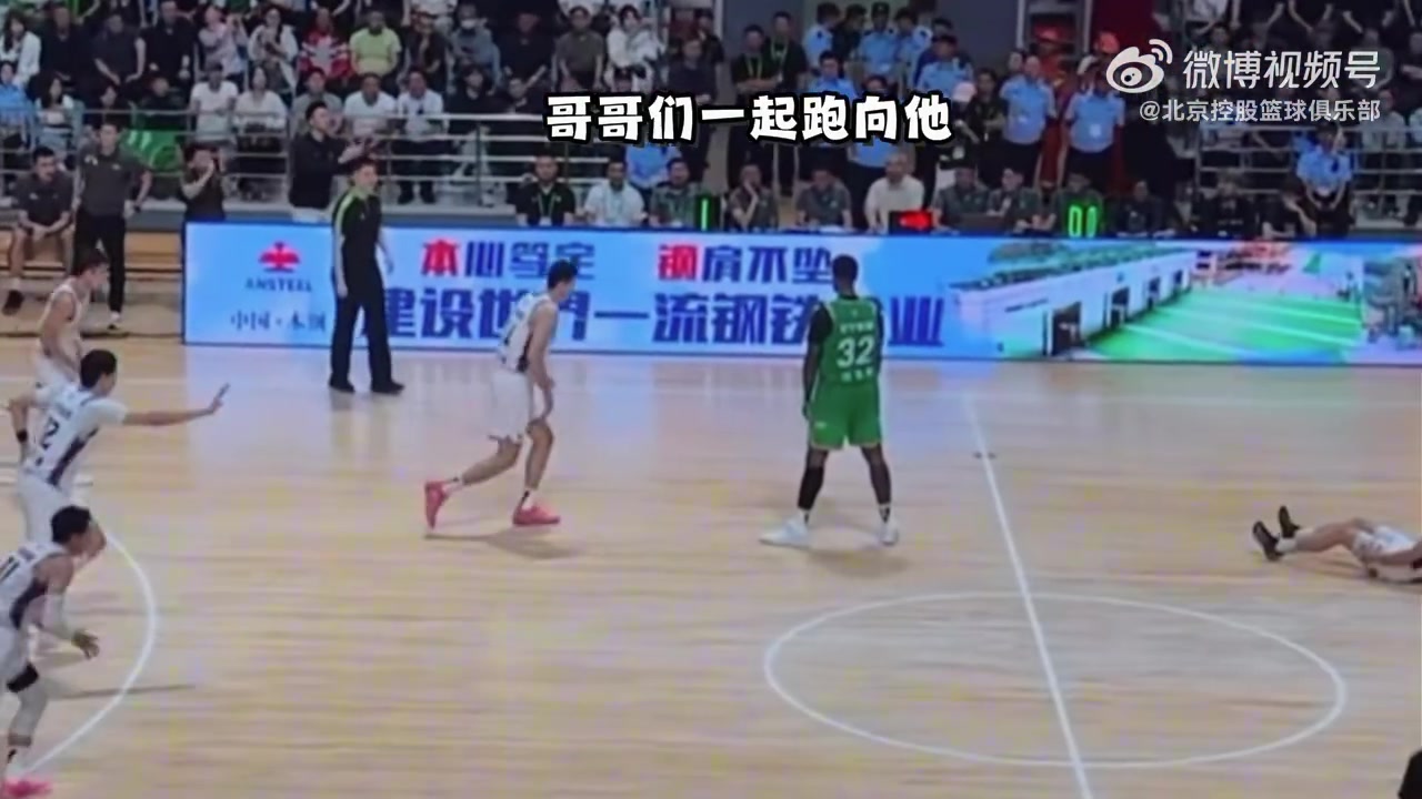 这就是TEAM！丁柏瑜被犯规倒地 哥哥们一起跑向他将他拉起封面