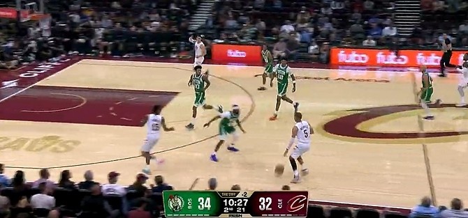 空中作业！梅里尔送妙传 海佐尼亚空接拿到重返NBA首分封面
