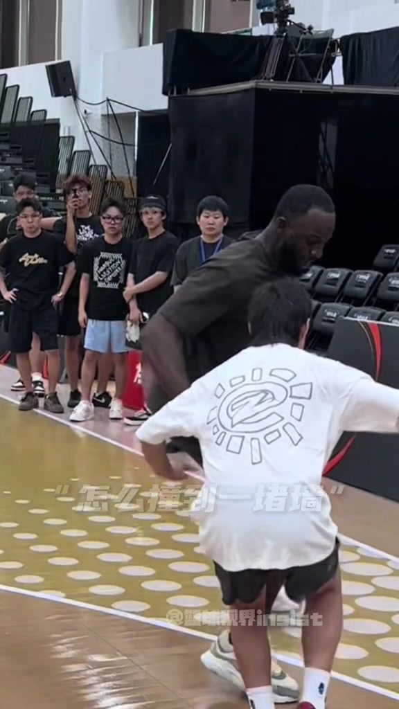 1米98一座山！追梦现身篮球馆 将自己的防守技巧向小学员倾囊相授封面