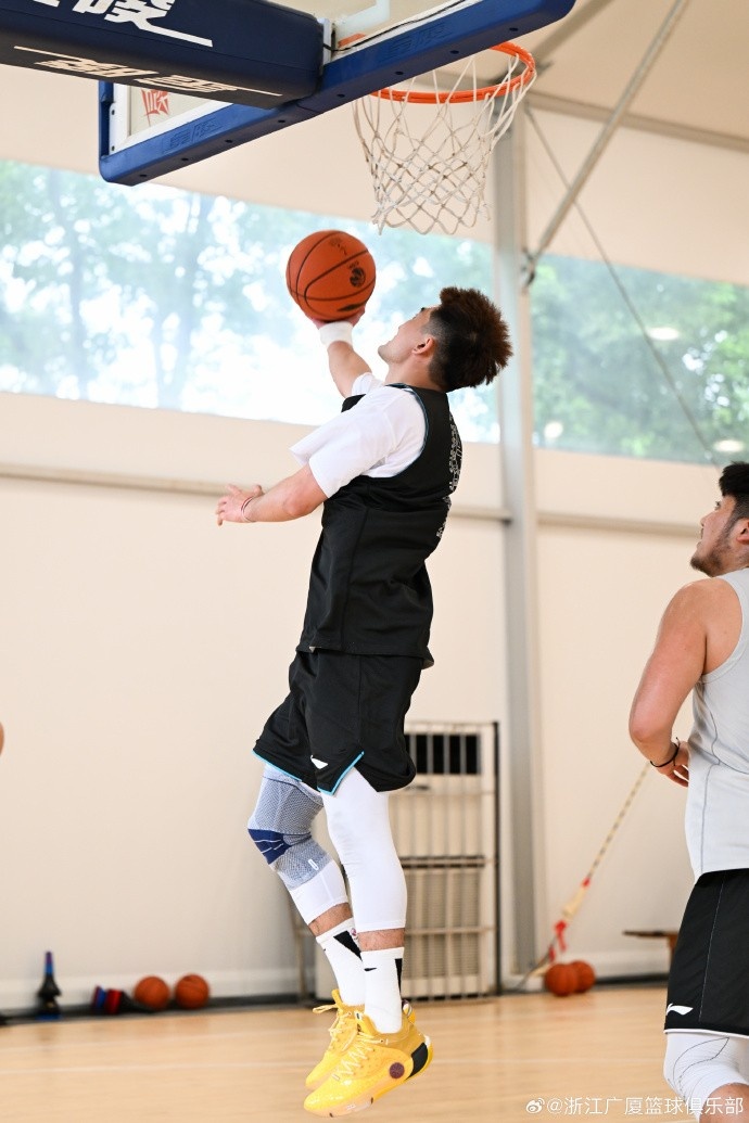 夏训进行时！广厦男篮训练日 孙铭徽、徐铭涛出镜封面