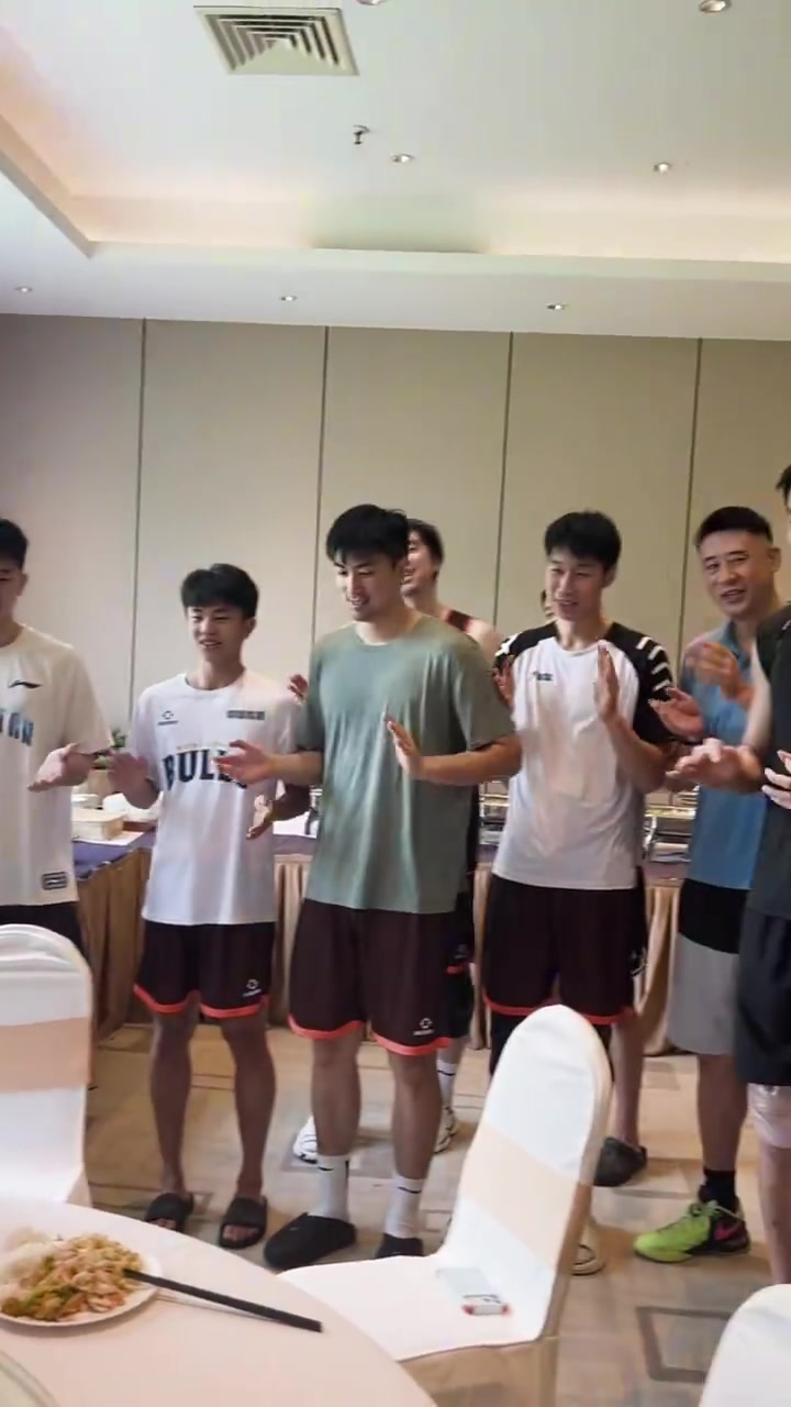 再次祝解指导生日快乐 🎂 球员这次好乖 一起庆祝都不敢乱来封面