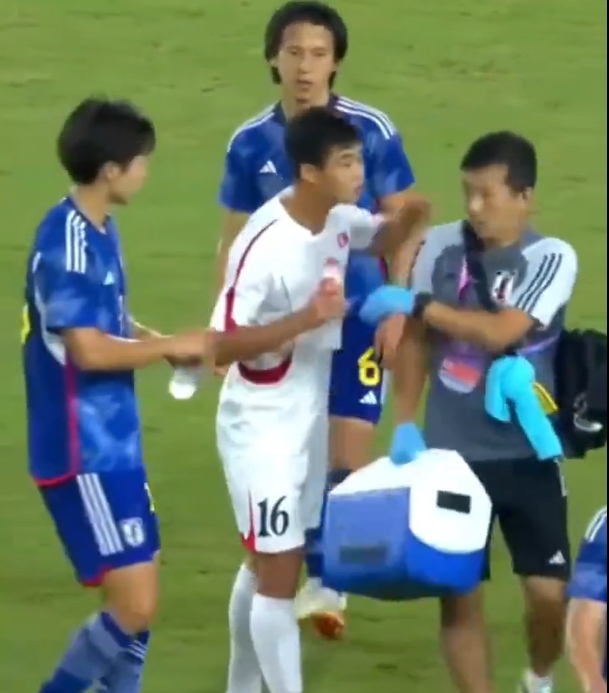 朝鲜U23遭争议判罚的球员，曾在上届亚运踢日本时抢水+欲打人染黄封面