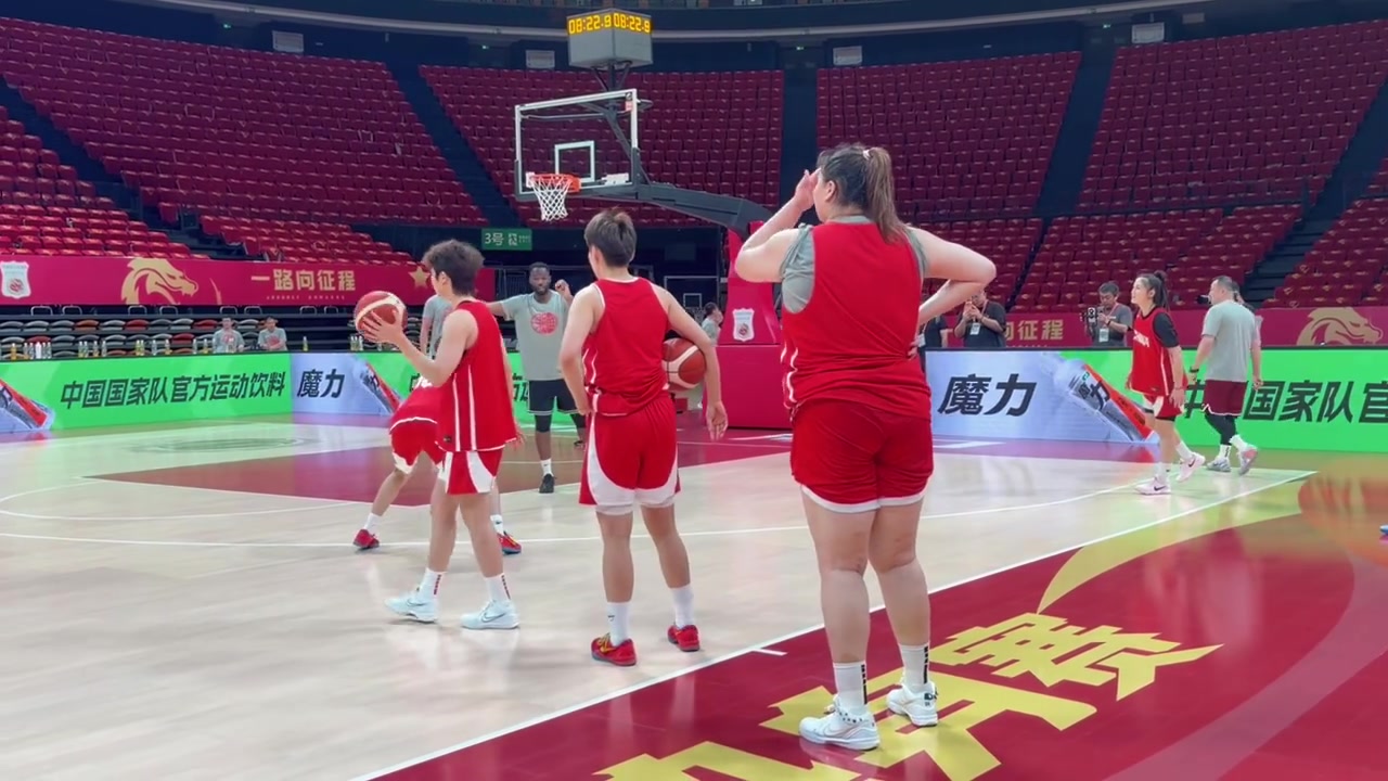 今晚热身赛对阵尼日利亚 中国女篮上午在练习移动中接球投三分封面