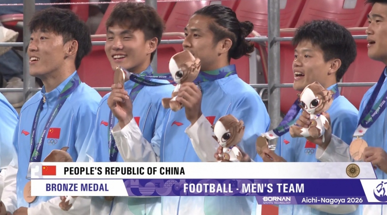 荣耀时刻！U23国足球员颁奖仪式上台领取铜牌 时隔28年重回领奖台封面