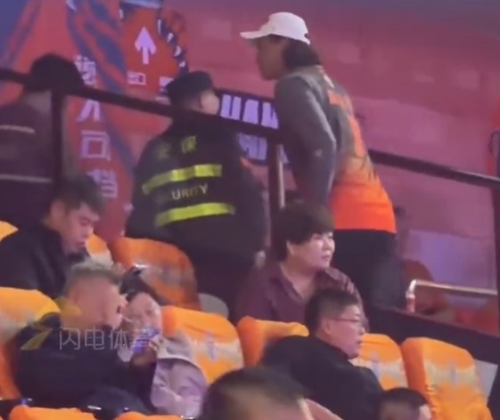 来看CBA！王大雷身穿高诗岩球衣现身高速大球馆封面