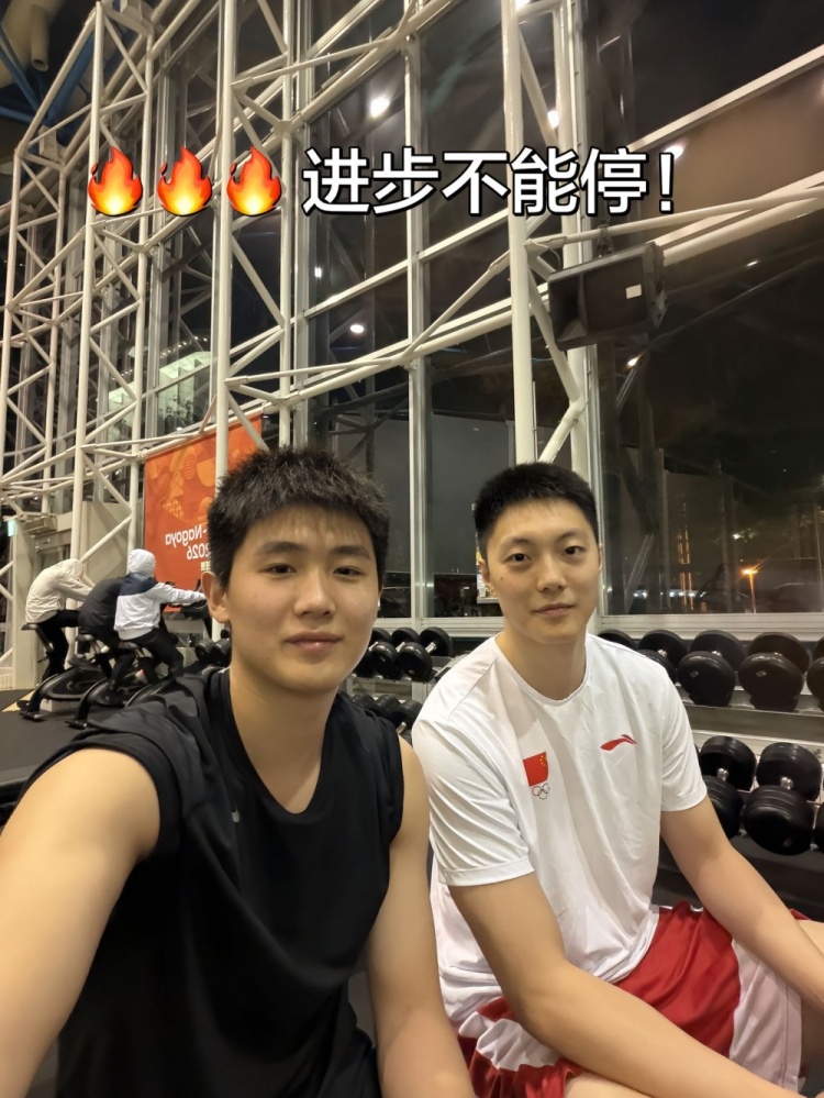 李悦洲晒出与胡明轩、崔永熙在健身房训练照：进步不能停！💪封面
