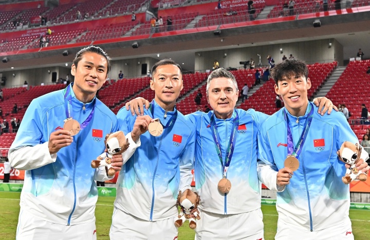 U23国足三位超龄球员张玉宁、吴曦、朱辰杰与安东尼奥合影留念封面