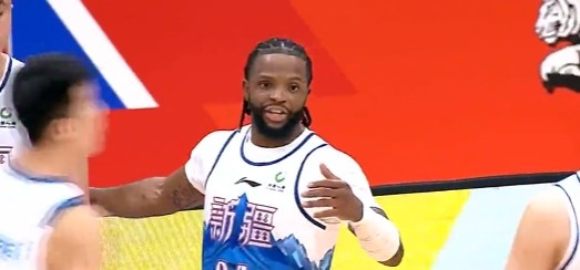 状态火热！新疆外援辛普森半场10中6砍下17分2板5助1断封面