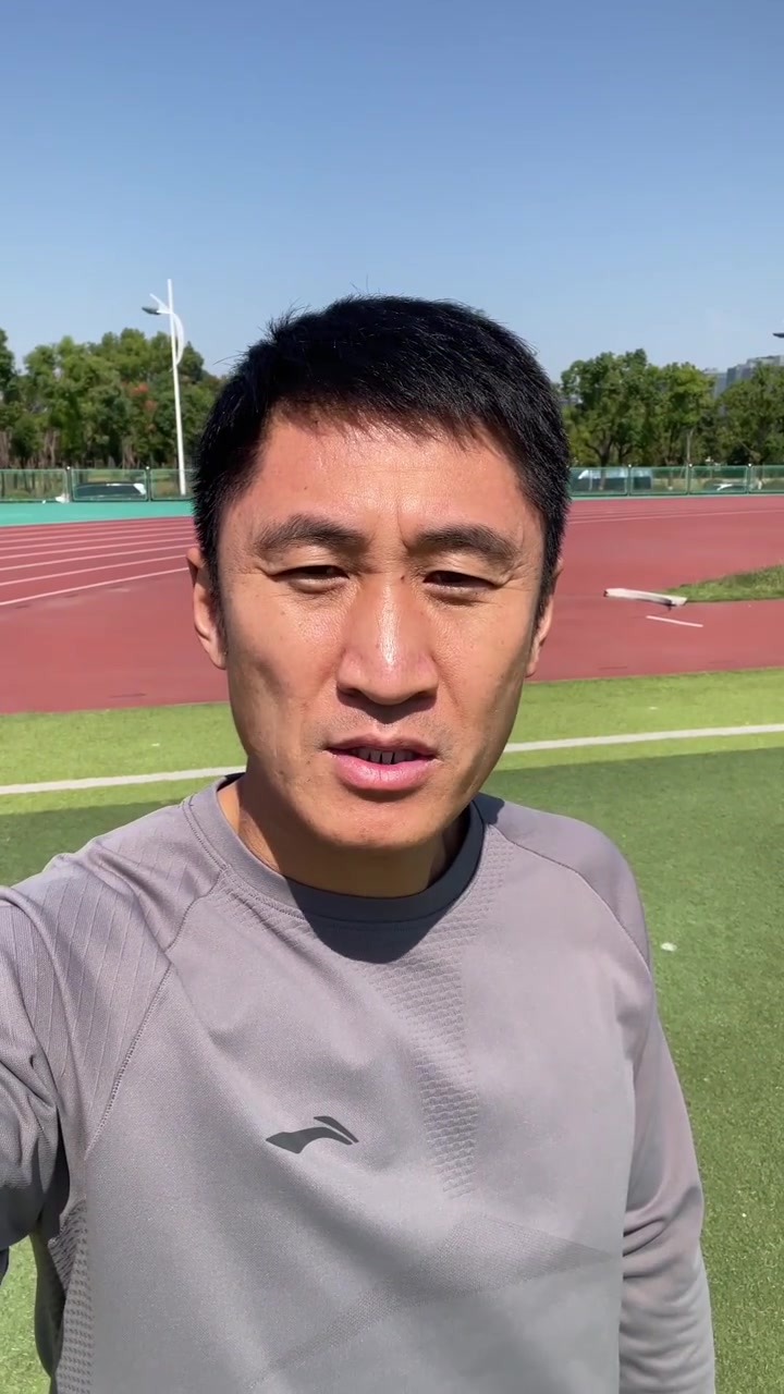 马宁社媒为国足加油：中午训练，晚上给中国队加油！封面