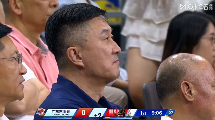 老熟人了！广东前主教练杜锋现场观战广东主场迎战江苏的比赛封面