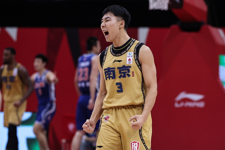 同曦旧将!媒体人:杨皓喆加盟NBL杭州经纬俱乐部封面