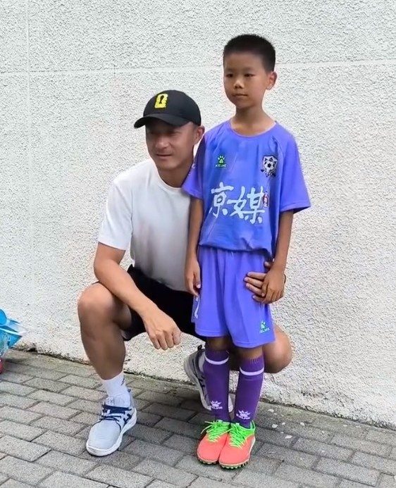 京媒:傅明现身百队杯现场,蹲下与小球员合影并交流经验封面