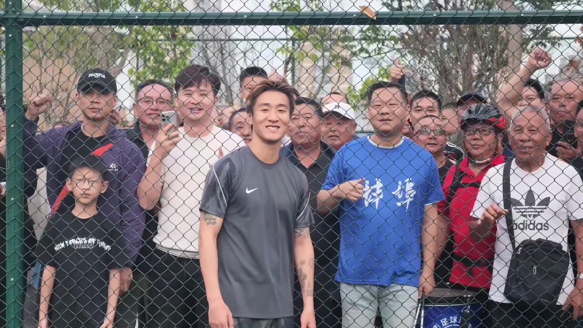 为家乡加油!韦世豪来到徽青赛现场,与球迷合影并为蚌埠队助威封面
