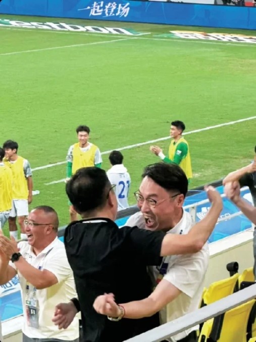 东体:申花对蓉城逆转局势后,俱乐部管理层在看台上激情相拥封面