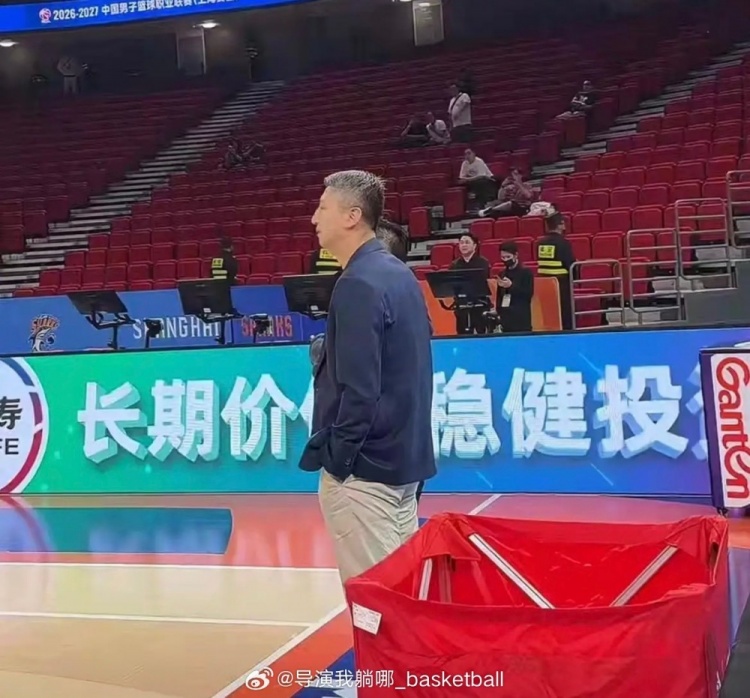 考察球员！中国男篮主帅郭士强来到现场观战上海VS广东封面